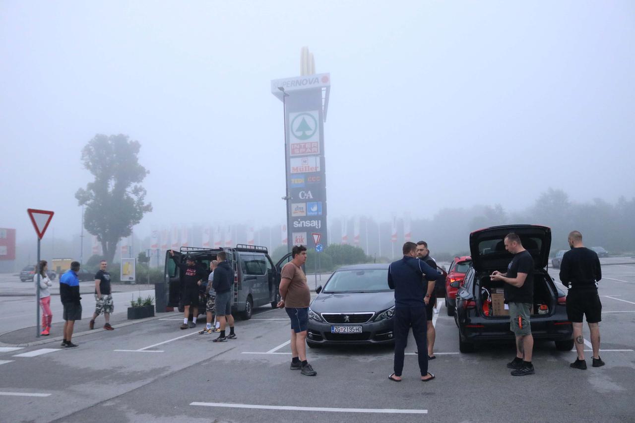 Zagreb: Ljudi se okupljaju kod Supernove odakle će krenuti u pomoć Slavoncima koji su stradali u olujnom nevremenu