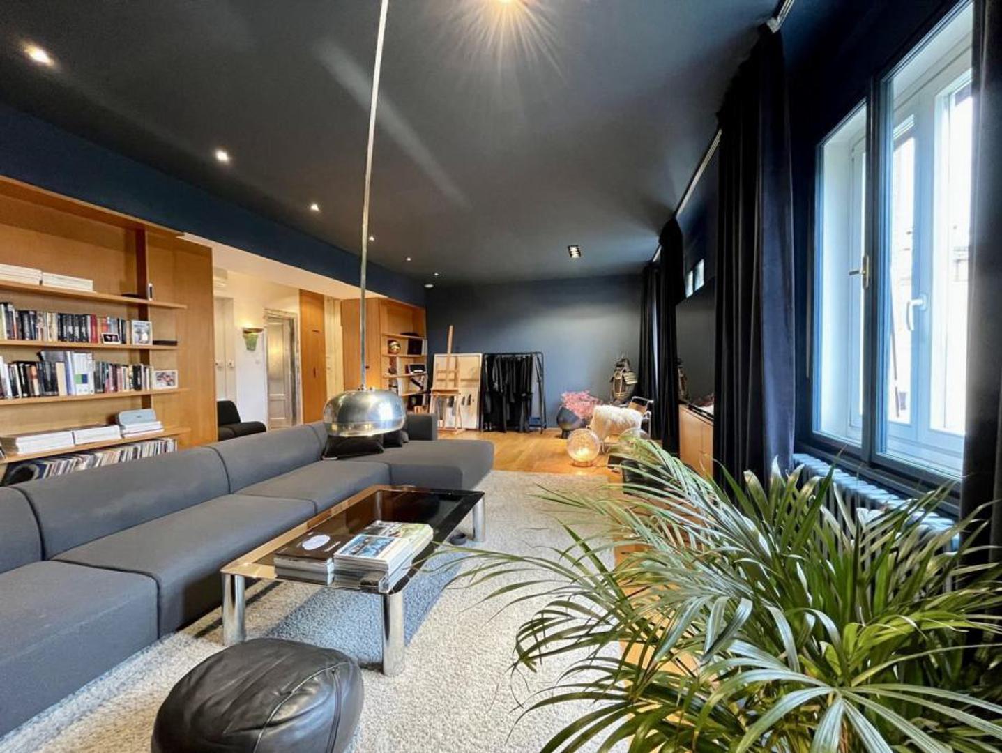 Na prodaju je prostran dvoetažni stan u Martićevoj ulici u Zagrebu, smješten na trećem katu zgrade iz 1935. godine.