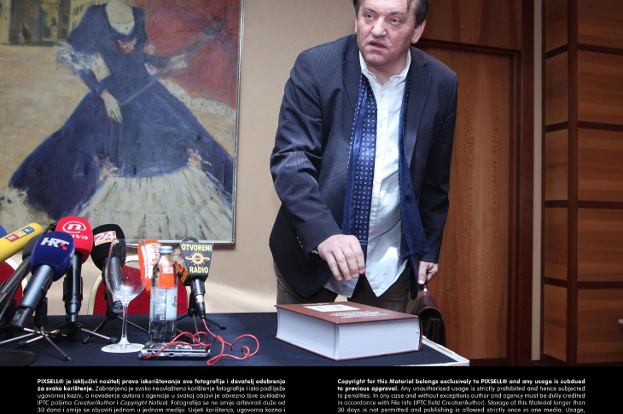 '15.04.2013., Zagreb - Odvjetnik Vladimir Gredelj govorio je na danasnjoj konferenciji za medije o stanju u HDZ-u Konavle.  Clanovi i simpatizeri HDZ-a prekinuli su konferenciju nakon cega je Gredelj 