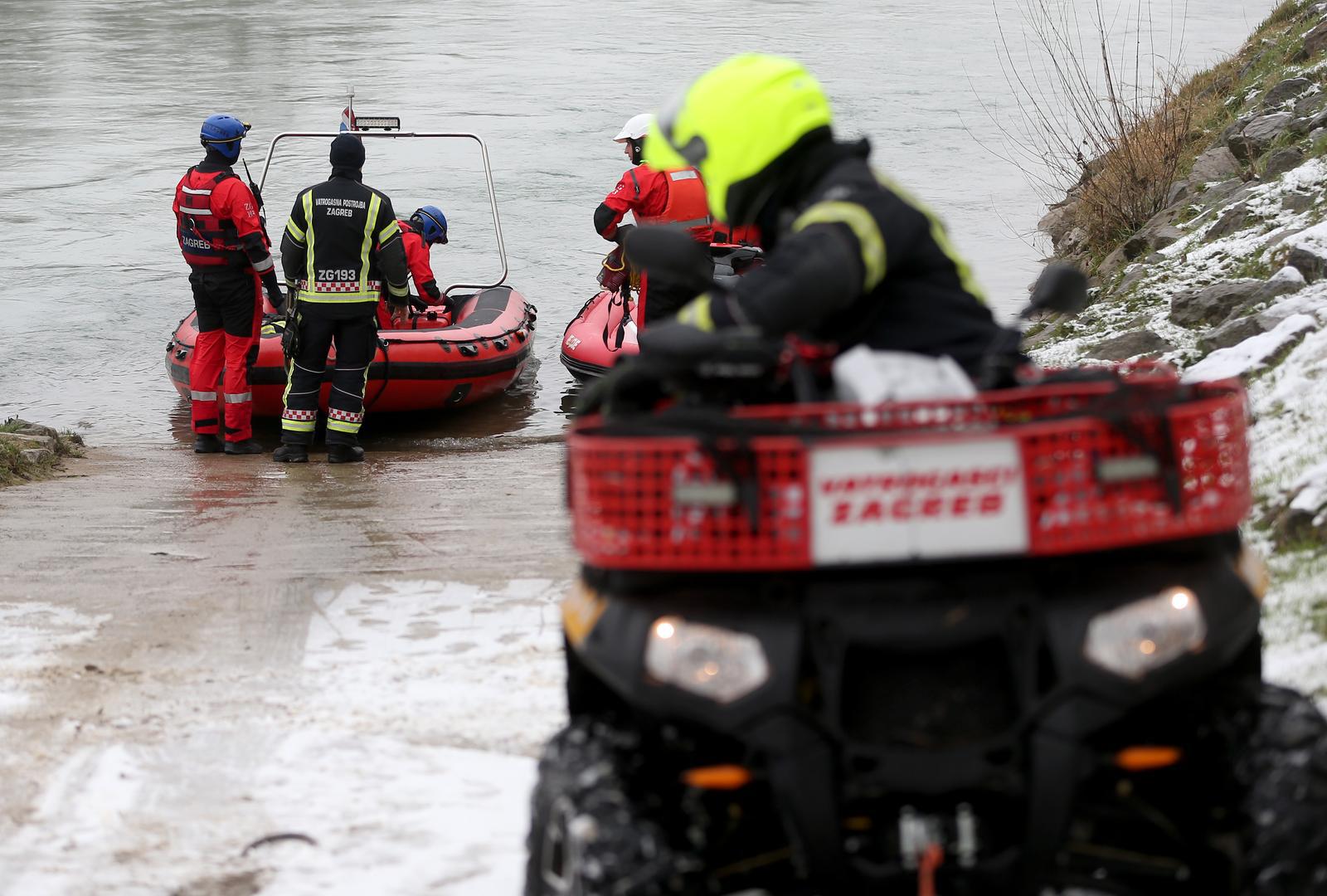 "U potrazi je, uz ostale žurne službe, sudjelovao 21 vatrogasac s 14 vatrogasnih vozila i plovila iz JVP Grada Zagreba", navodi HVZ.
