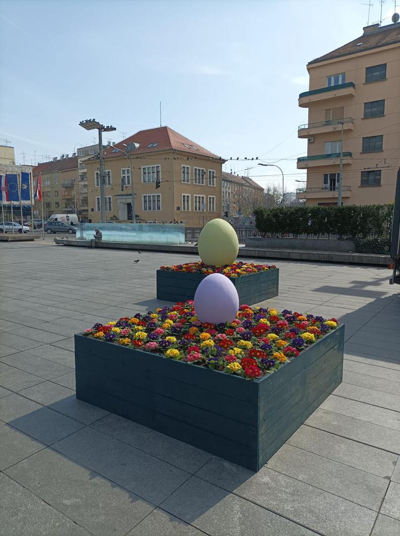 Usto, ukrašen je i travnjak ispred katedrale, a u toplijim danima proljeća ukrašavat će se i ostale zelene površine u gradu čija košnja je ove godine počela još ranije.