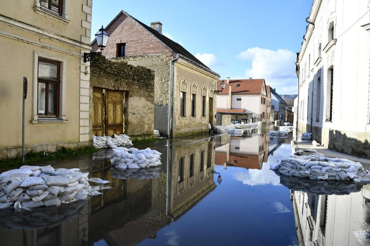 U Hrvatskoj Kostajnici i dalje su na snazi izvanredne mjere obrane od poplava