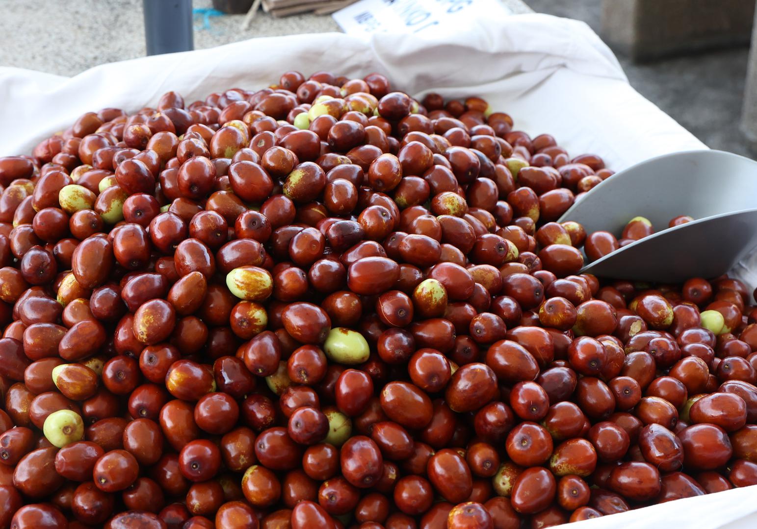 Imaju slatkasto-kiselkast okus, sličan jabuci ili datulji, a bogate su vitaminima C i A, antioksidansima i mineralima poput kalija. 