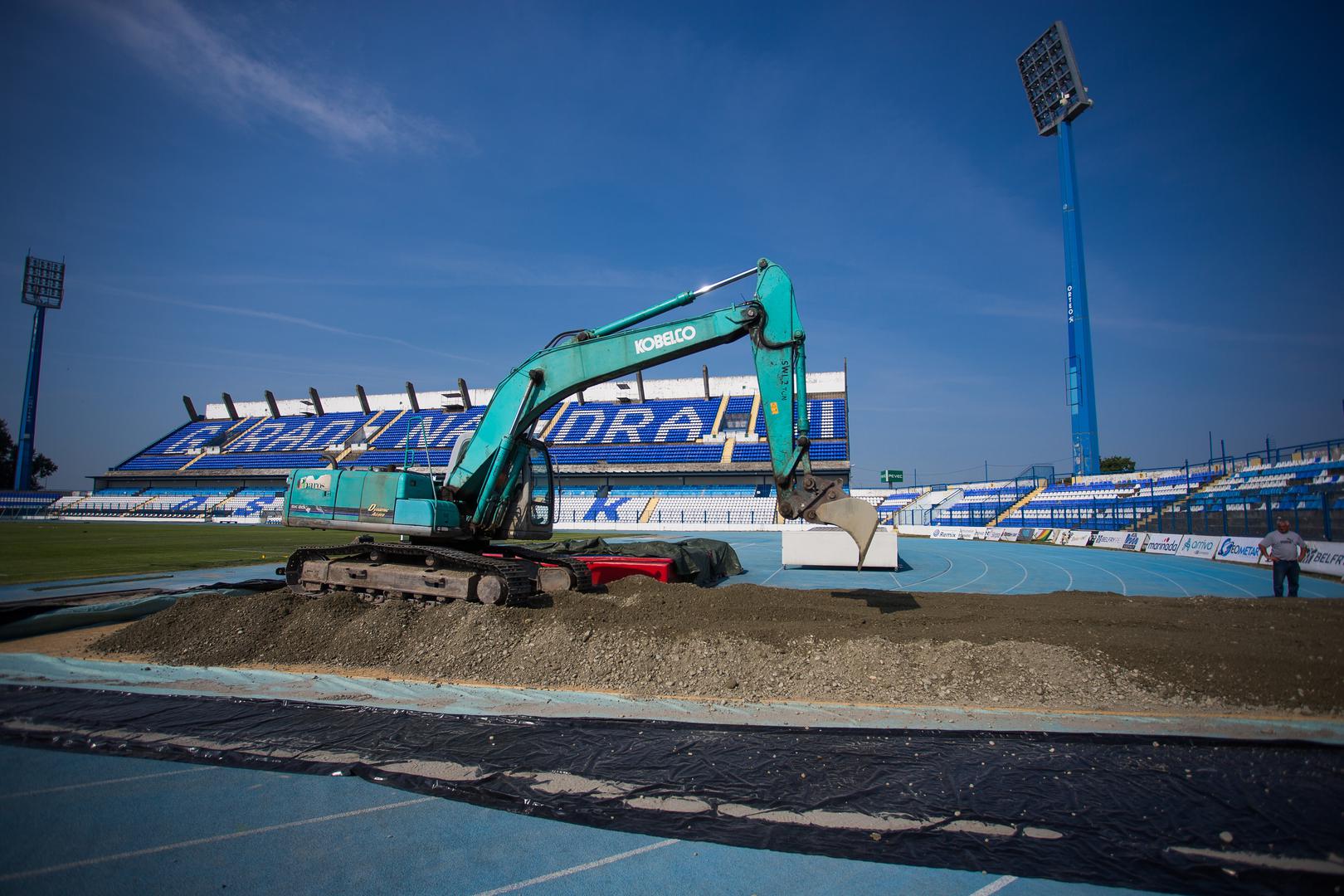 Počela je obnova travnjaka u Gradskom vrtu. U posljednjoj utakmici ove sezone Osijek je kod kuće pobijedio Cibaliju s 3:1