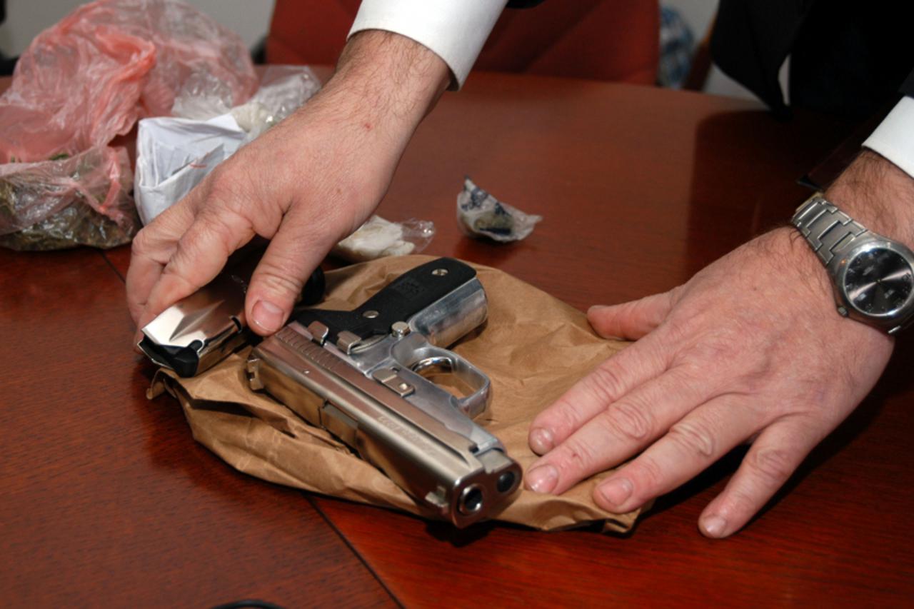 \'slavonija- 03.08.09 -slavonski brod -hrvatska -  rn:oruzje--vlasnici legalnog oruzja trebali bi oruzje kod kuce drzati u posebnim  ormarima pod kljucem Photo: Ivica Galovic/Vecernji list\'