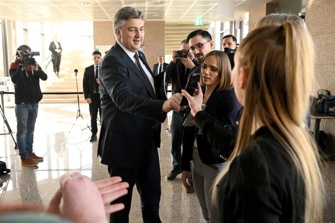 Zagreb: Premijer Plenković novinarkama čestitao Dan žena, nakon što im je osiguranje poklonilo cvijeće