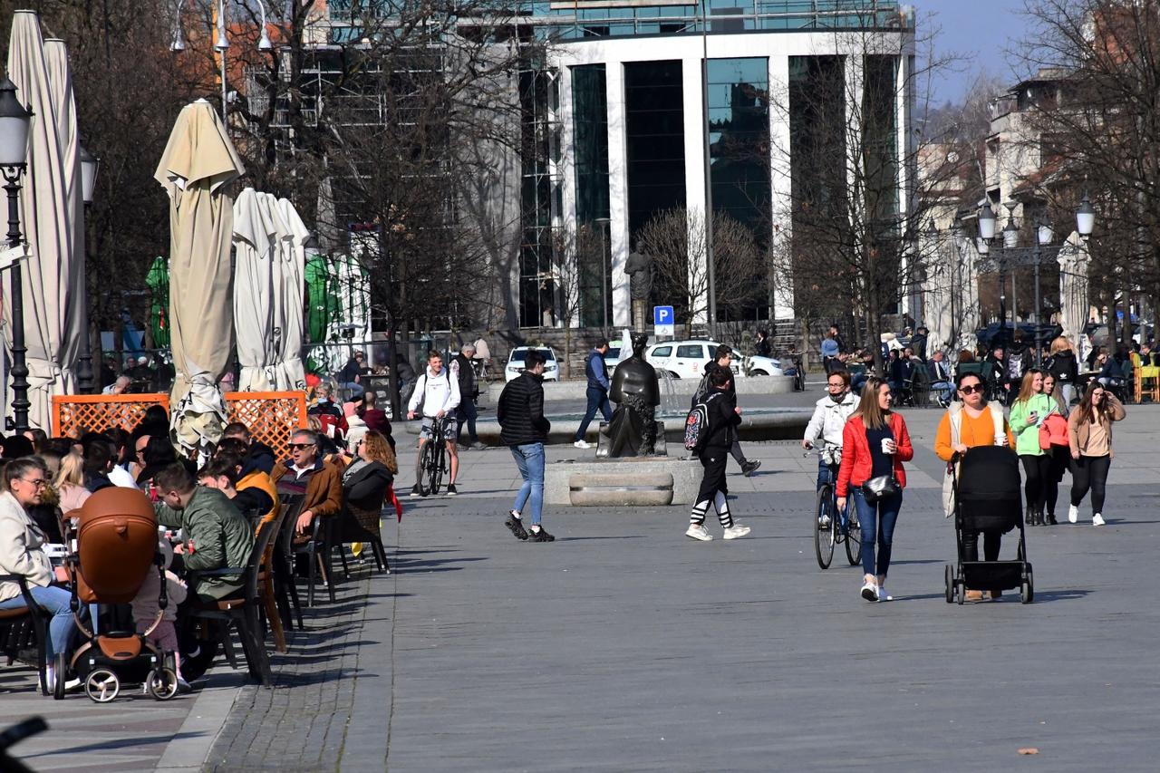 Slavonski Brod: Terase kafića u središtu grada prepune su gostiju