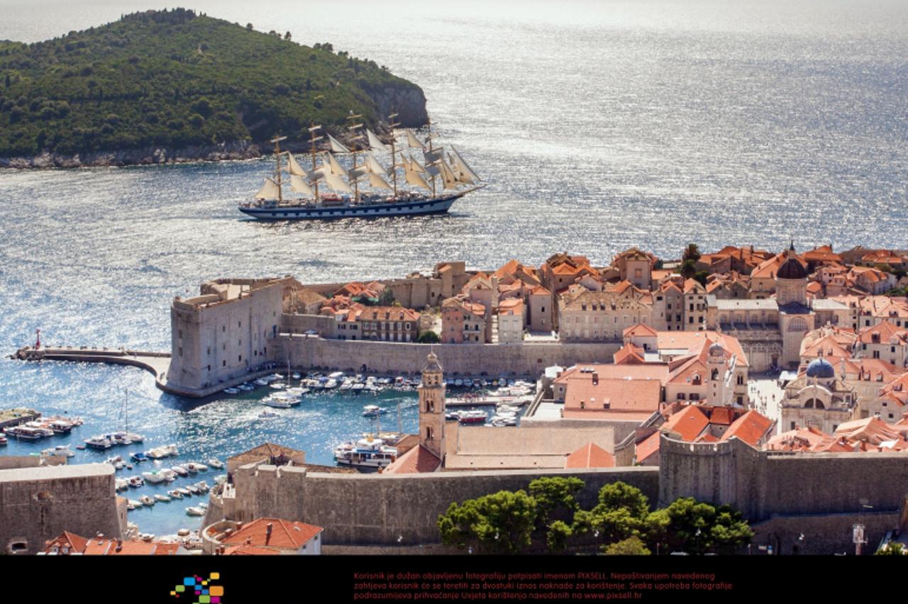 '27.09.2012., Stara gradska jezgra, Dubrovnik - Isplovljavanje jedrenjaka Royal Clipper sa sidrista ispred starog grada. Photo: Grgo Jelavic/PIXSELL'