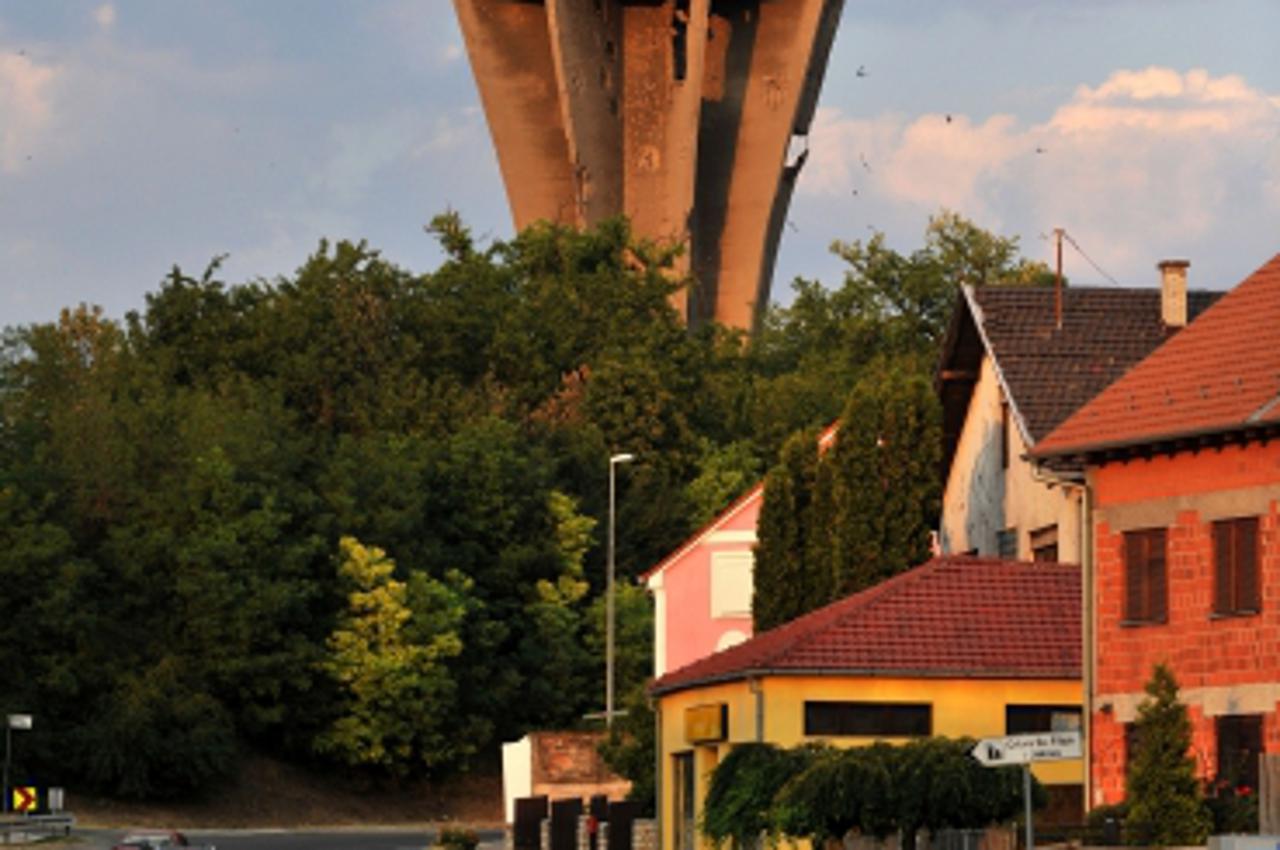 '11.07.2012., Vukovar - Vukovarski Vodotoranj, visok 50 m i obujma 2200 prostornih metara vode, izgradjen je potkraj sezdesetih godina u tadasnjem gradskom perivoju i izletistu Najpar-basci, na ulazu 