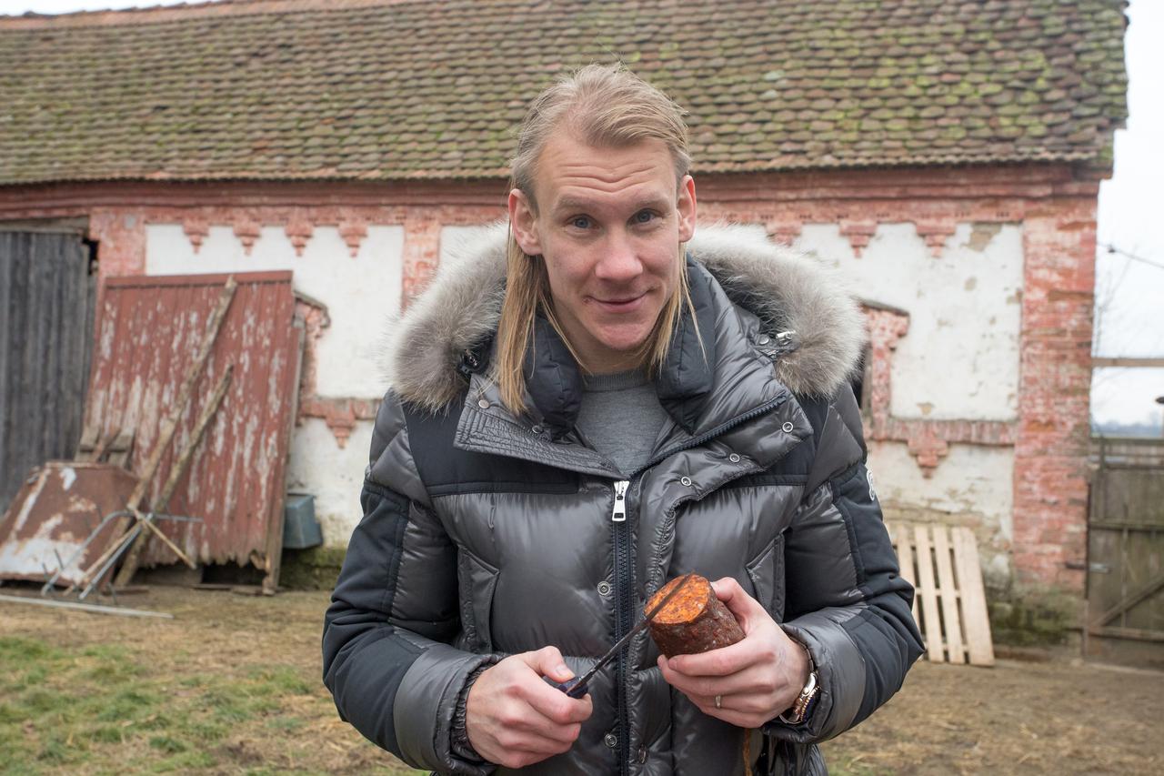 Donji Miholjac: Domagoj Vida s prijateljima ima farmu crnih svinja