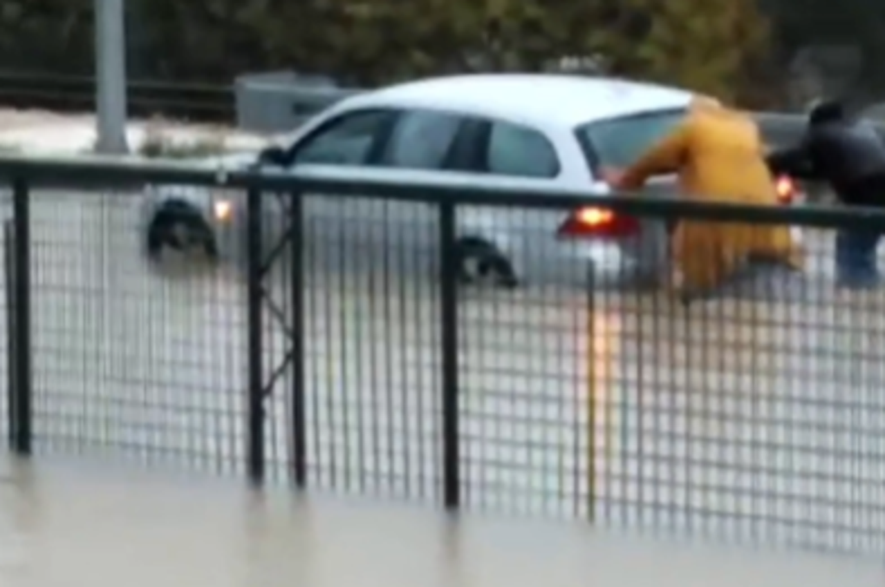 Poplava u Kaštel Gomilici, spašavanje trudnice iz automobila