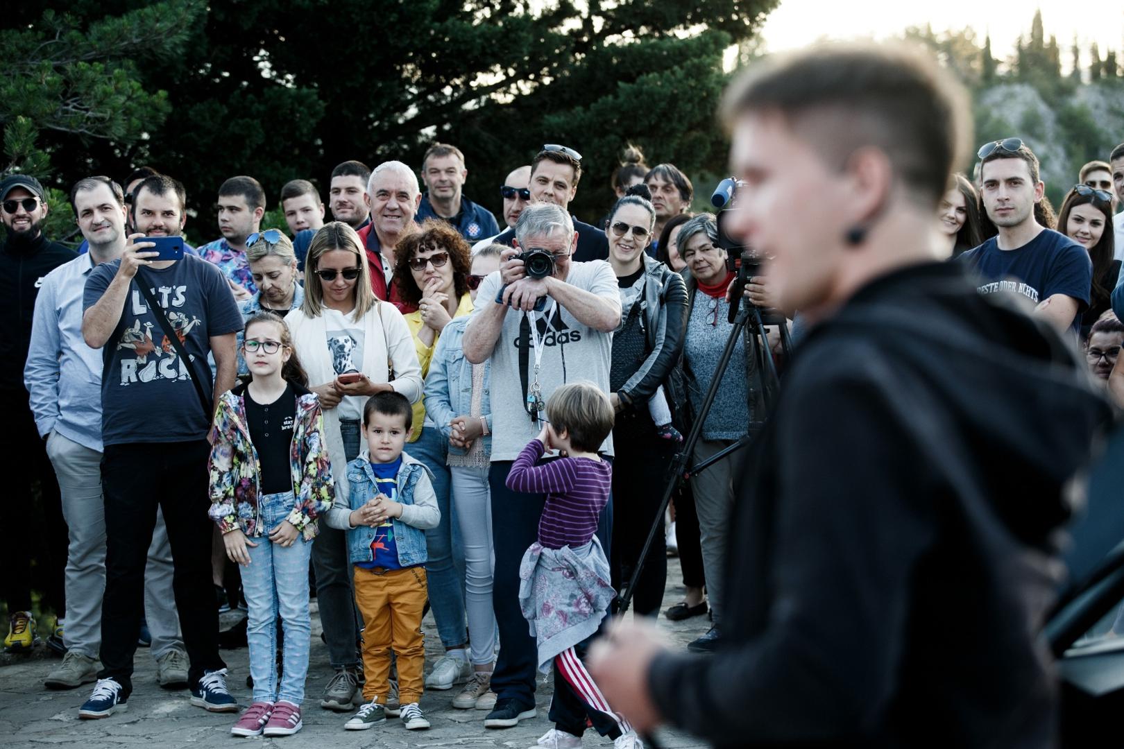 02.06.2020., Imotski - Mladi inovator Mario Ljubicic pred velikim brojem okupljenih na vidilici Modrog jezera u Imotskom predstavio je svoj elektricni bicikl s pametnim sustavom vodica.Photo: Milan Sabic/PIXSELL