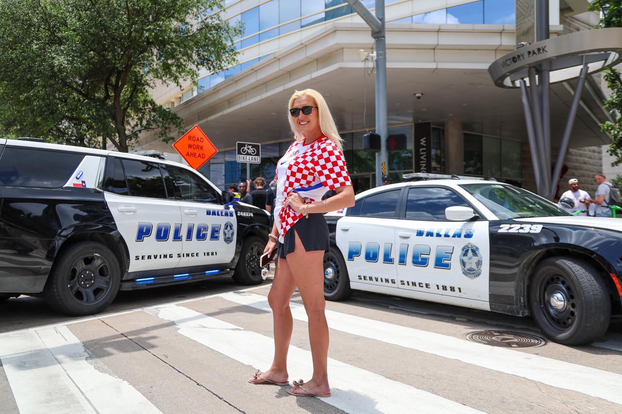 SP2026 Dallas: Atmosfera ispred hotela W gdje igrači trebaju izaći i otići na prvi trening u Dallasu
