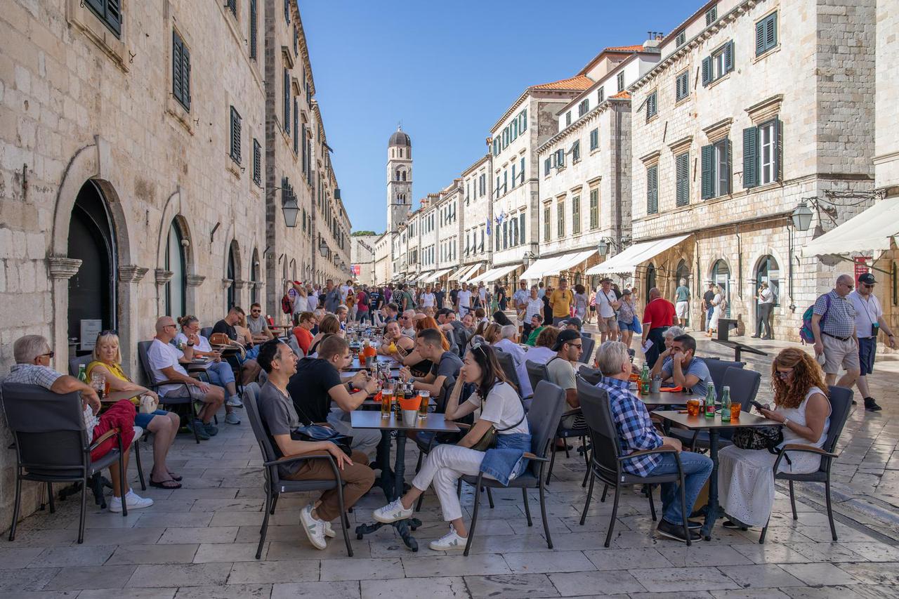 Sunčan dan u Dubrovniku dobar je i za kupanje u moru