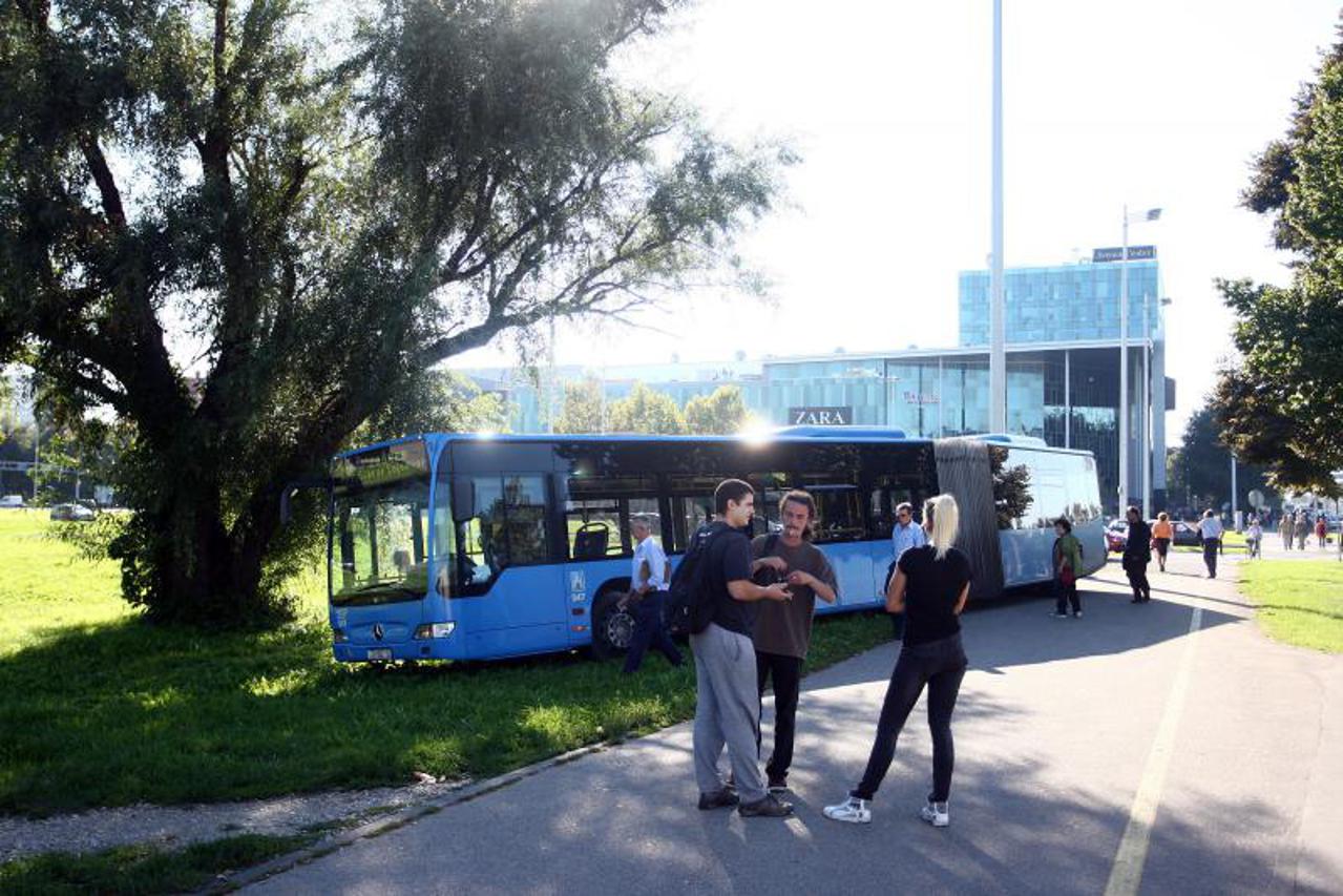 Autobus kod Avenue Malla završio na livadi (1)
