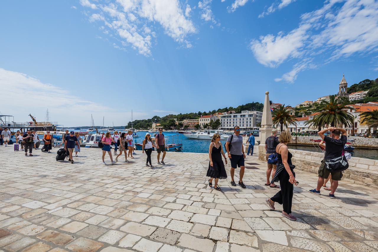 Gužva u trajektnoj luci na Hvaru