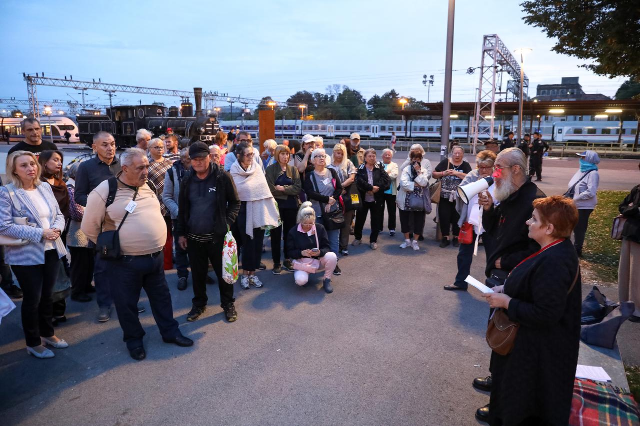 Zagreb: Prosvjed "Klupa nije krevet" povodom Svjetskog dana beskućnika