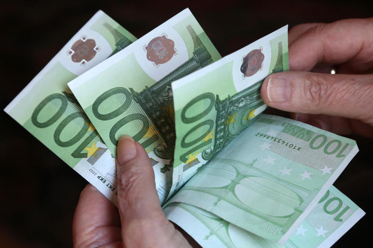 Vrijednost eura i ameri?kog dolara gotovo izjedna?ena