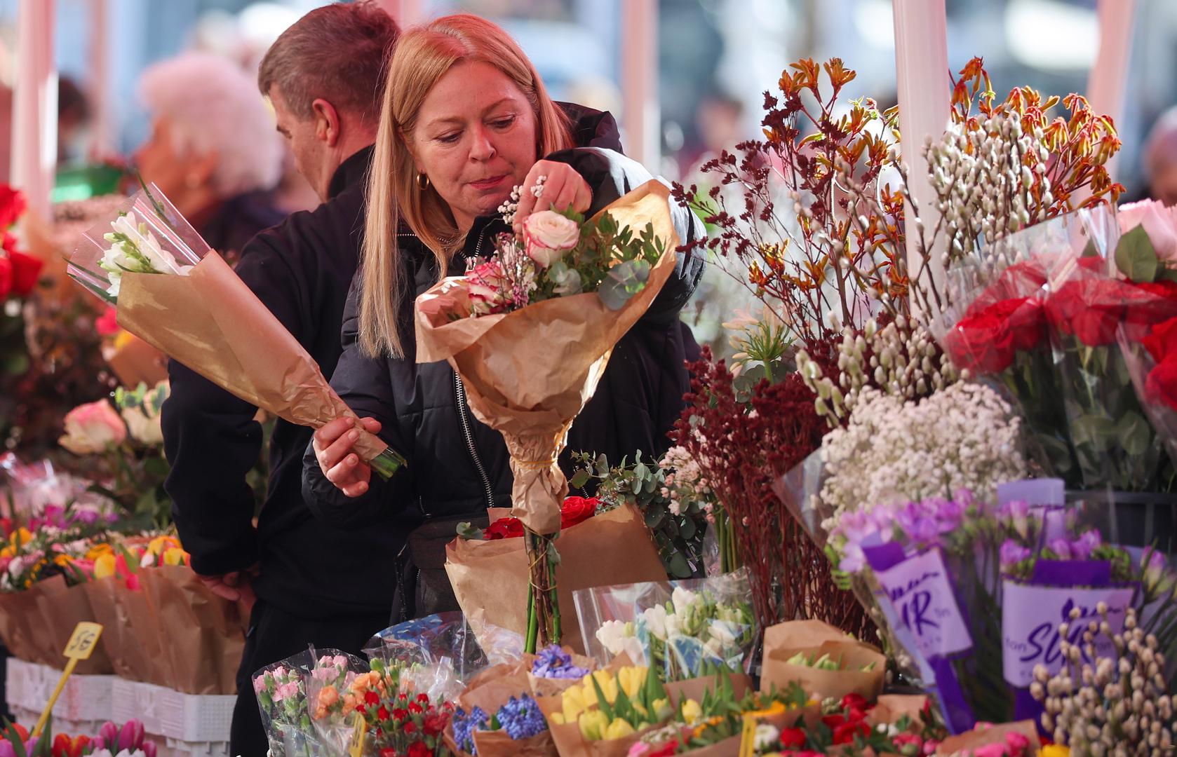 Glavnim gradskim trgom širi se miris ruža uoči sutrašnjeg Valentinova, a prolaznici s osmijehom zastaju i biraju bukete za svoje najdraže.