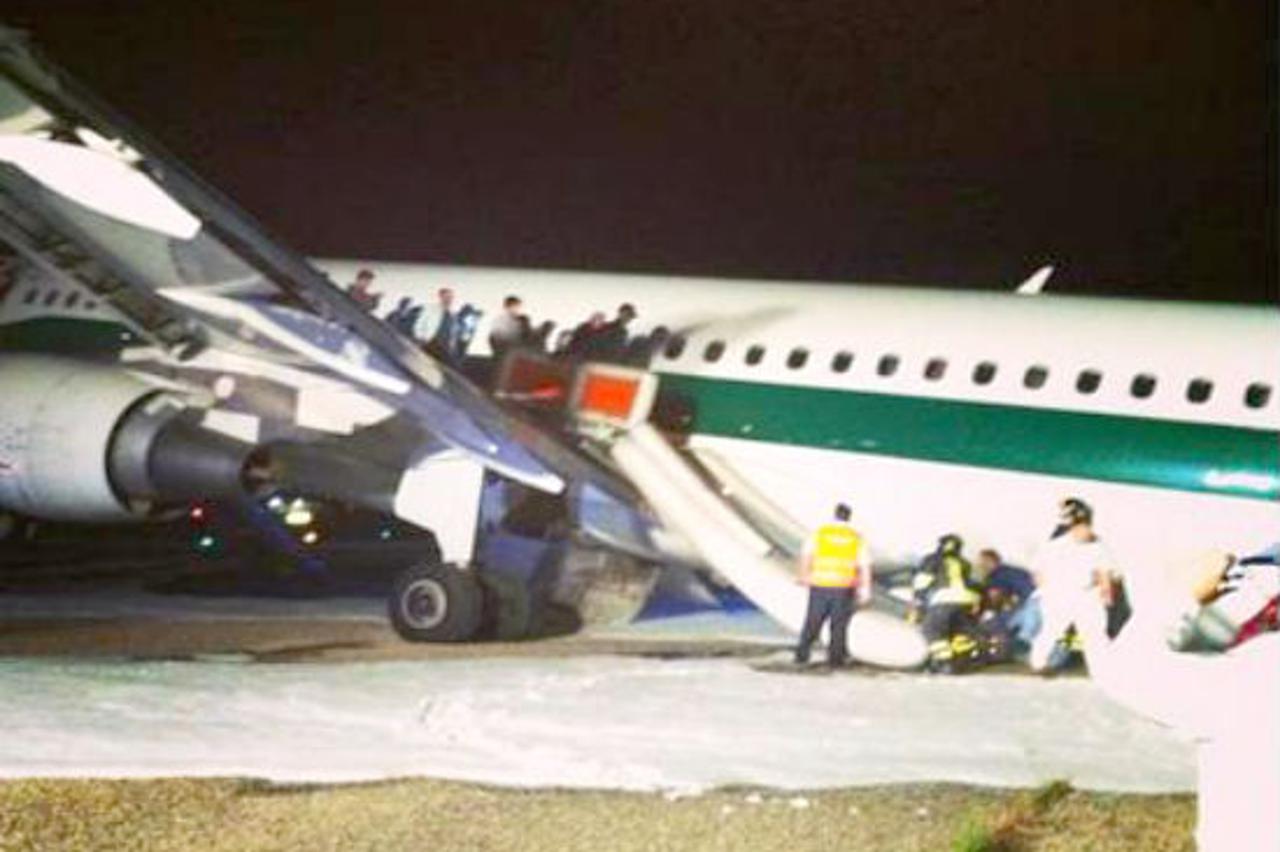 Zrakoplov Alitalije sletio bez desnog bočnog kotača