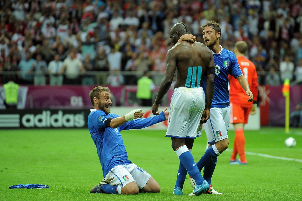28.06.2012, Nationalstadion, Warschau, POL, Euro2012, Germany (GER) vs Italia (ITA), Semi Final, im Bild  Mario Balotelli (ITA #09) Jubel mit Daniele De Rossi (ITA #16) und Claudio Marchisio (ITA #08) Foto © nph / Kokenge