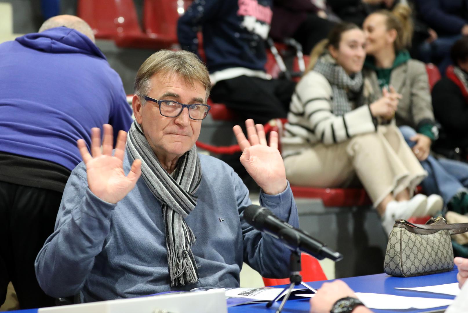 Ipak, njegova ljubav prema glumi nije jenjavala. 