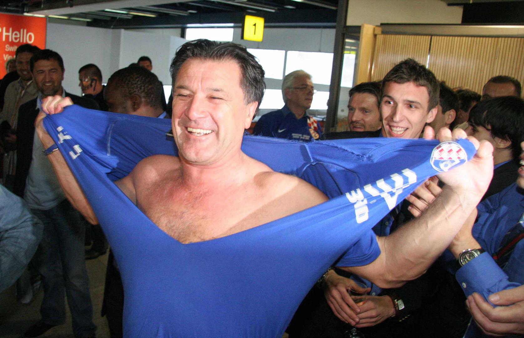 Zdravko Mamić godinama je izvodio sve i svašta po presicama, ali i na cesti. Tako je na aerodromu u Zagrebu nakon pobjede Dinama nad Ajaxom i rasparao majicu