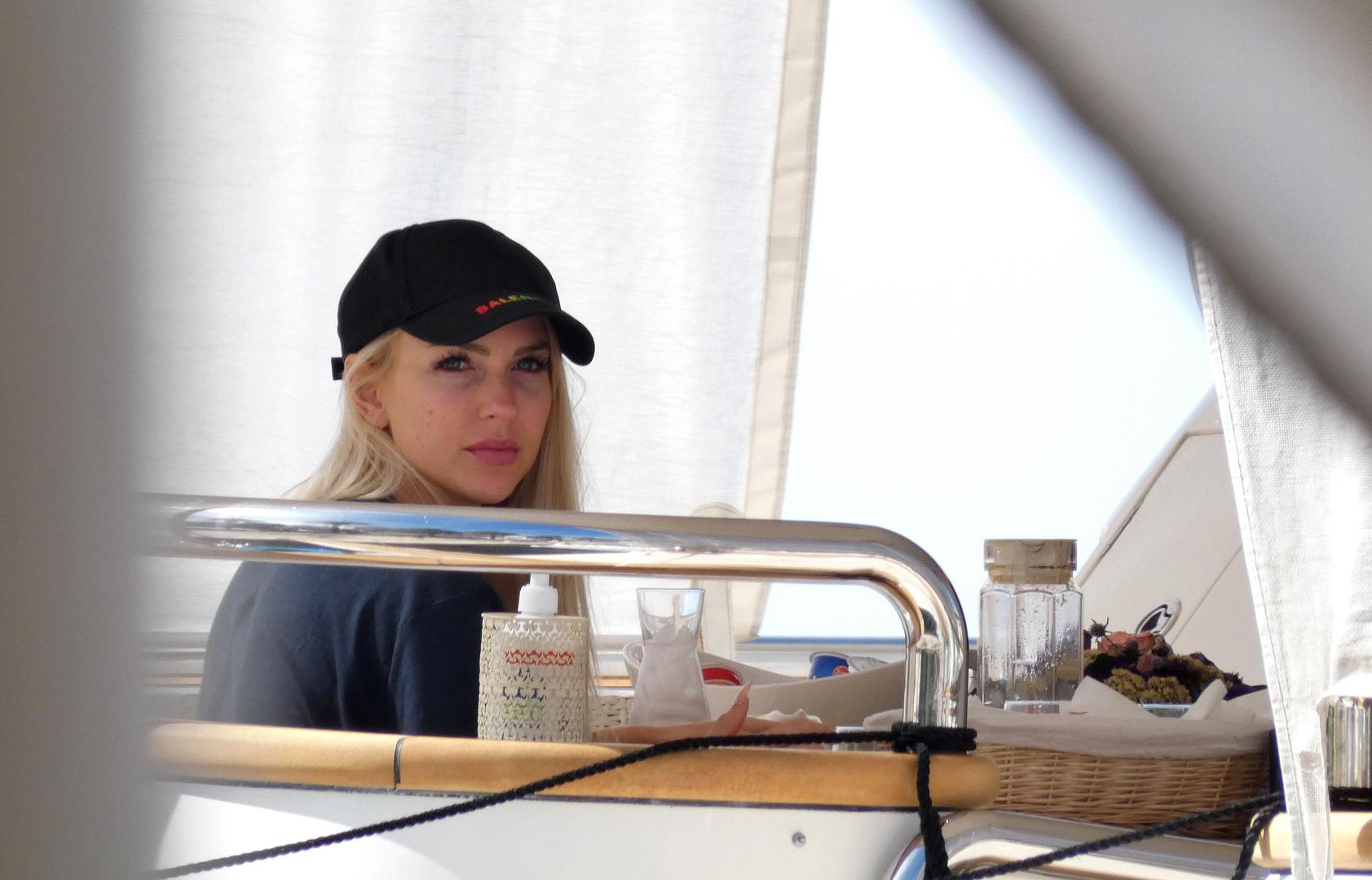 Jutro na jahti Richard je proveo na gornjoj palubi gdje se zabavljao mobitelom, a kad je serviran doručak, pridružio se Christini. 