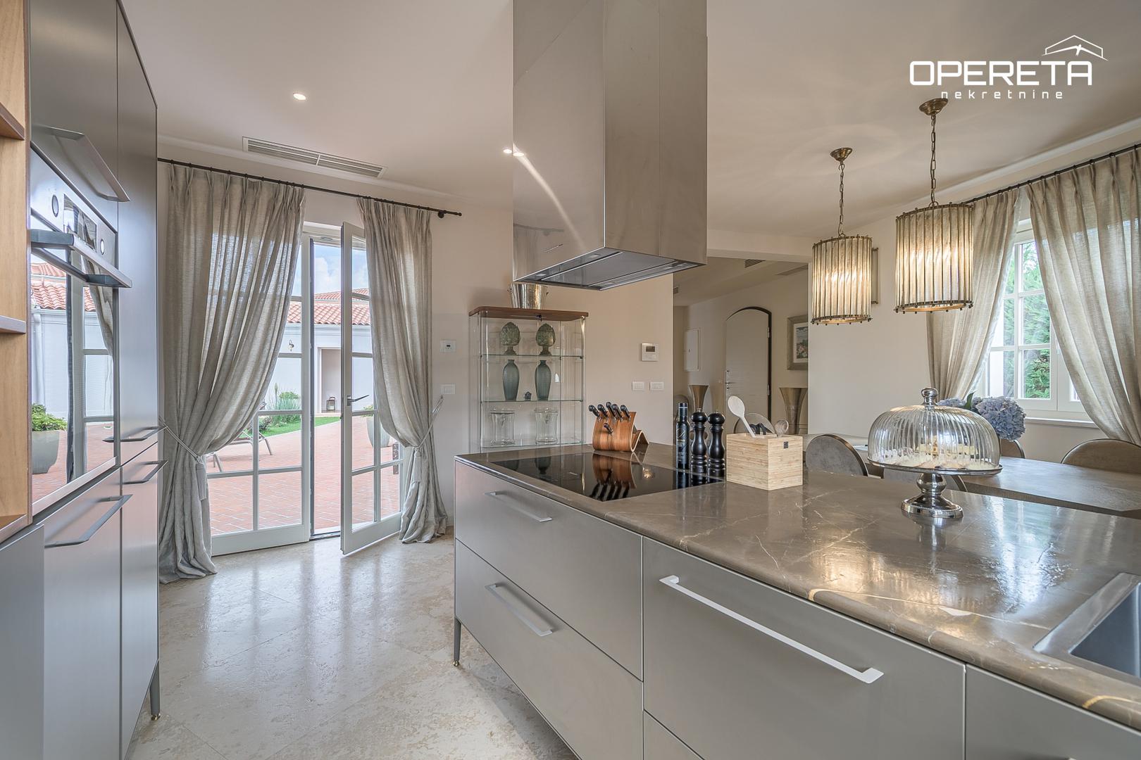 Na katu su još dvije spavaće sobe, svaka s vlastitom kupaonicom, a kuća ima i krovnu terasu s pogledom na more.

