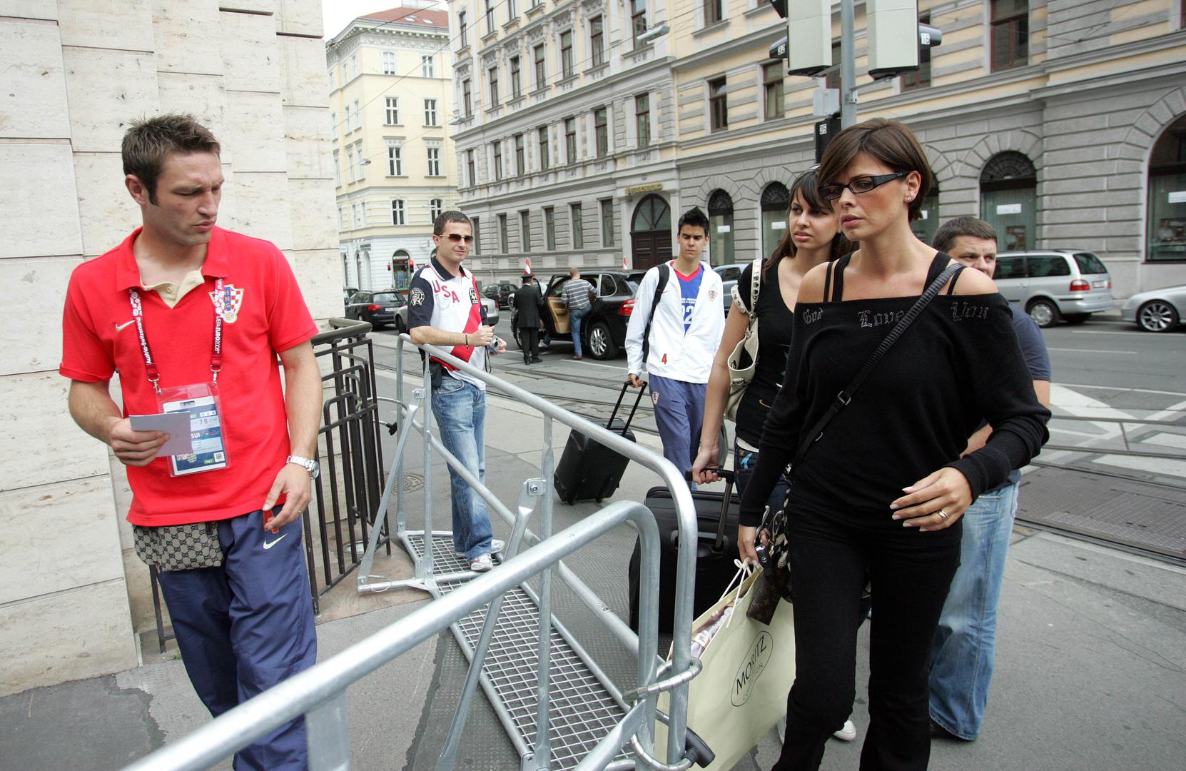 Kći Leticija rodila im se 13. lipnja 2003., a Anica je na Europskom prvenstvu 2004. proglašena najljepšom suprugom nogometaša, ispred Victorije Beckham. Kasnije su dobili i sina Marka i kći Viktoriju.