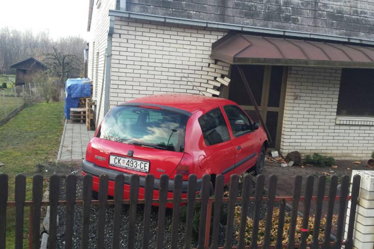autom se zabila u kuću