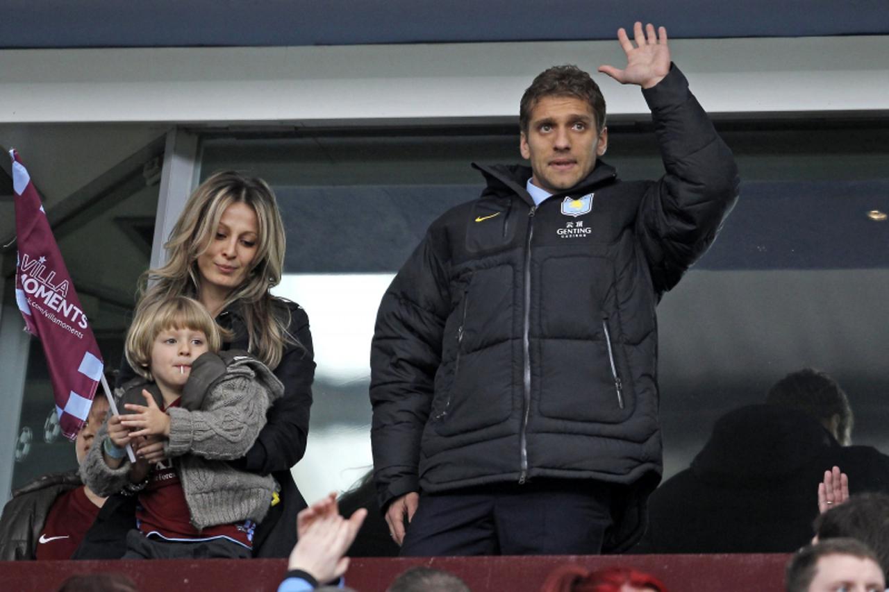 'Aston Villa\'s captain, Bulgarian midfielder Stiliyan Petrov (R), who has been recently been diagnosed with acute leukaemia, attends the match and acknowledges the supporters before the English Premi