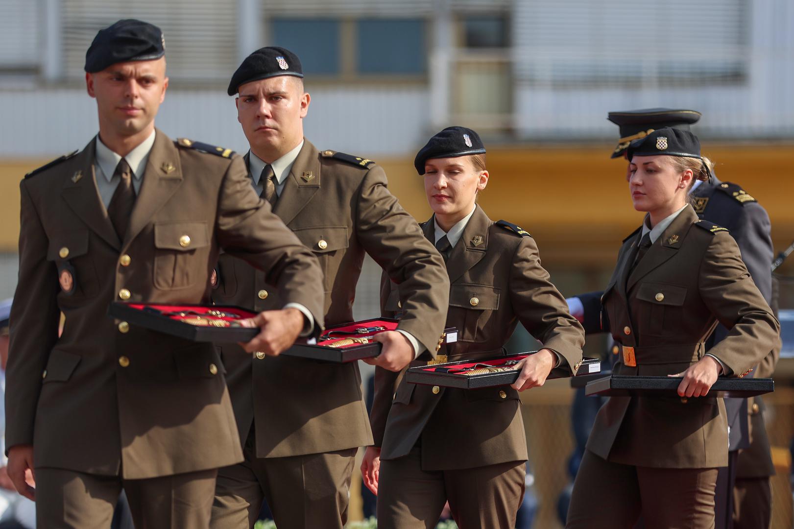 28.08.2025., Zagreb - Vojarna Petar Zrinski. Predsjednik Republike Hrvatske i vrhovni zapovjednik Oruzanih snaga RH Zoran Milanovic urucio je prve casnicke cinove 17., 18. i 19. narastaju kadeta Hrvatskog vojnog ucilista "Dr. Franjo Tudjman" diplomiranih u jesenskom roku. Photo: Sanjin Strukic/PIXSELL