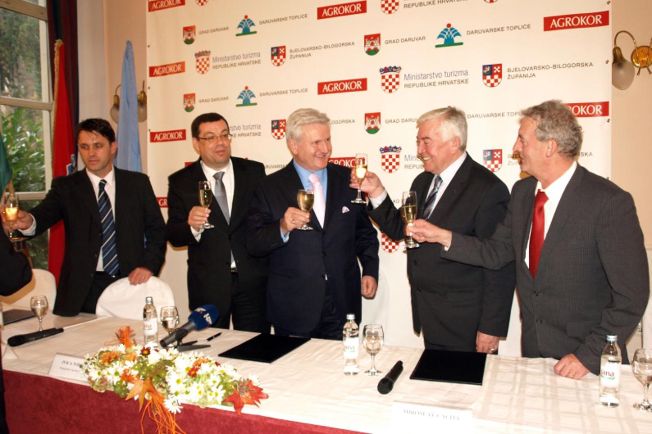 \'Podravina-bilogora, 18.12.2011. Daruvar, Ivica Todoric nakon potpisa pisma namjere nazdravio je s Bajsoim, Èaèijom, Rohlikom i Medakom Snimio: MIchel Palijan / VLM\'