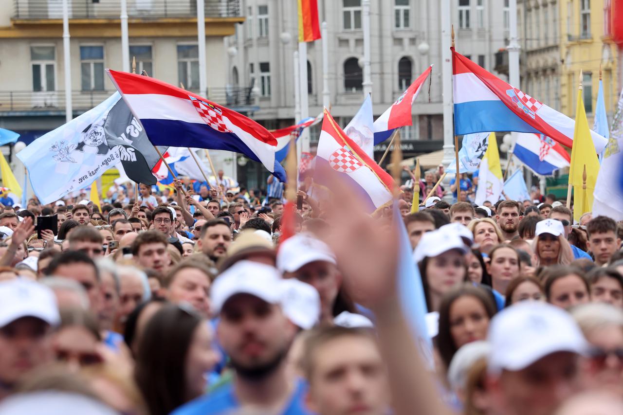 Zagreb: Dolazak hodočasnika Antunovskog hoda na Trg bana Josipa Jelačića