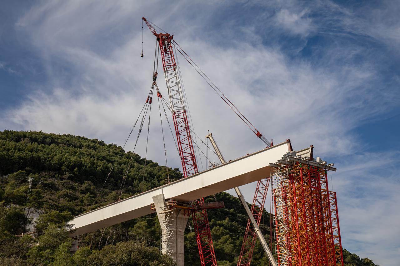 Postavljen je najveći segment čelične konstrukcije budućeg mosta Ston