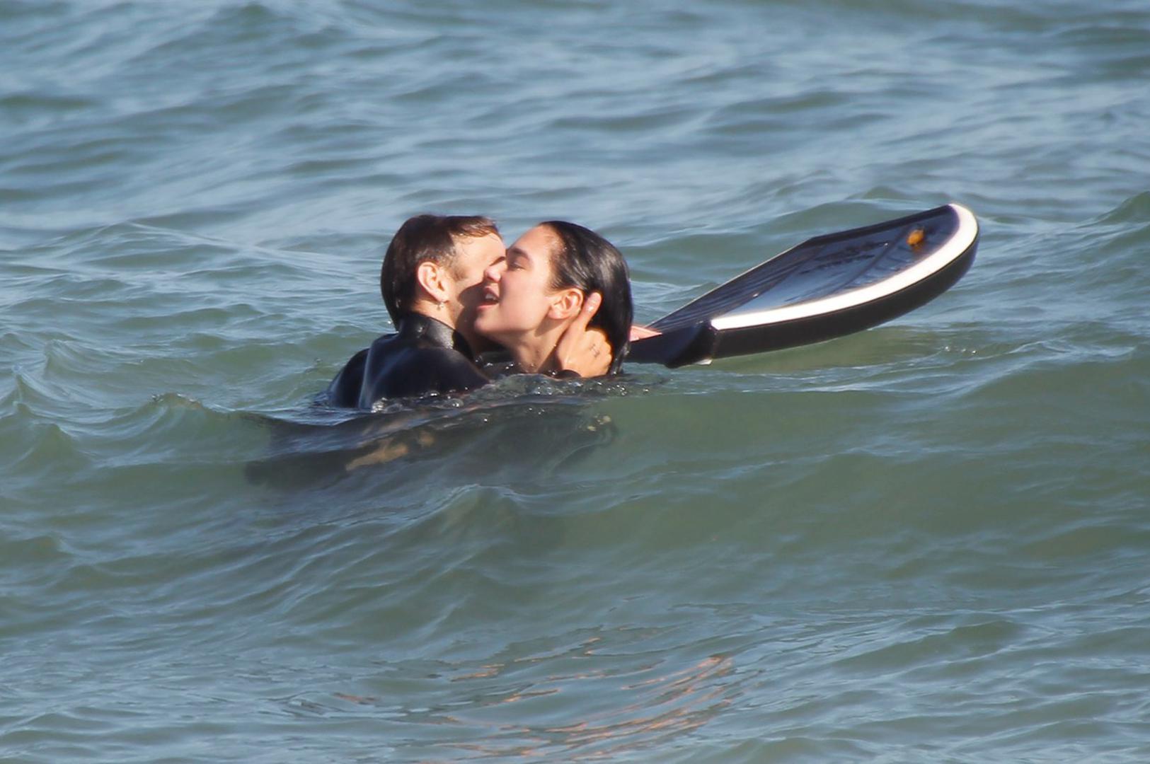 Pjevačica Dua Lipa i njen novi dečko, maneken Anwar Hadid prepustili su se strastima na plaži u Malibuu. Par je surfao, a svaki put kad su pali u vodu nisu mogli odoljeti jedno drugome i izmjenjivali su strastvene poljupce. 