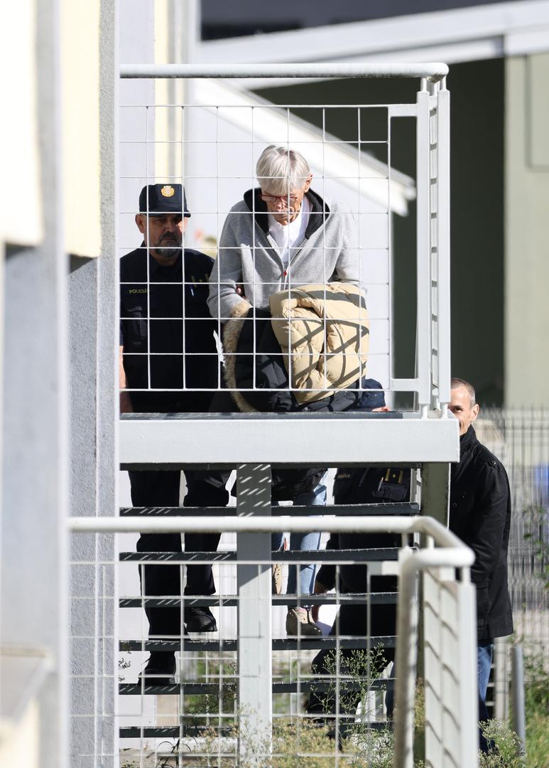 "Policijski službenici Policijske uprave zagrebačke, u vezi s fotografijama objavljenima u medijskom prostoru, odmah su započeli s provođenjem izvida. Tijekom jutra uhićen je 78-godišnji muškarac zbog sumnje u počinjenje kaznenog djela neizvršavanja sudske odluke. Kriminalističko istraživanje je u tijeku", objavila je policija