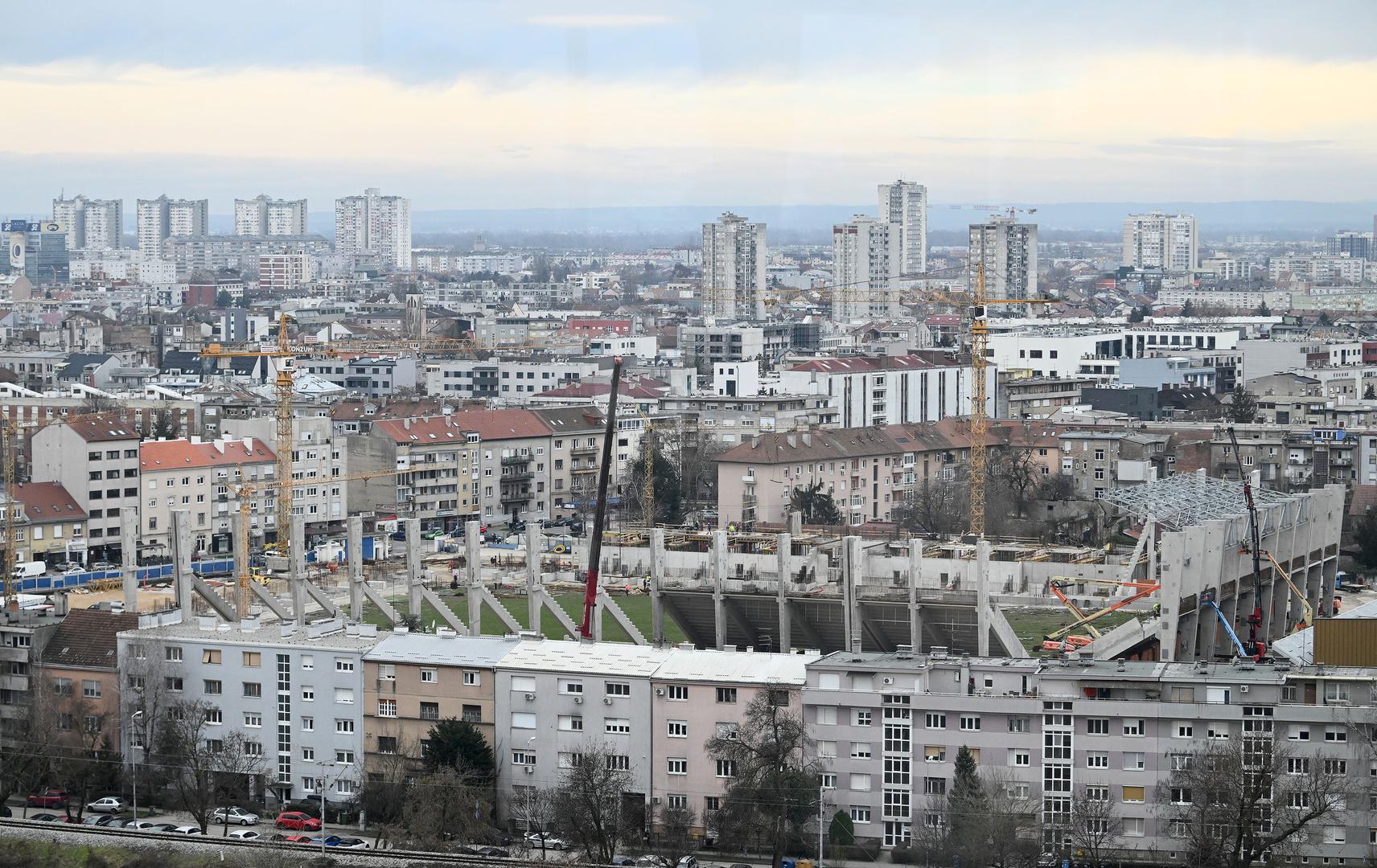 ​Gradilište u Kranjčevićevoj ulici u Zagrebu ne miruje. Radovi, započeti u travnju prošle godine, napreduju prema planu, a nakon rušenja starih tribina konstrukcija novih se već izdiže. Cijeli projekt vrijedan 44 milijuna eura, koji izvodi tvrtka Strabag, trebao bi biti gotov do kraja 2026. godine.