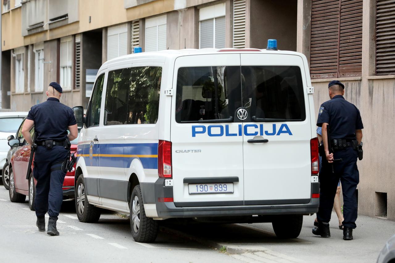 Zagreb: Policijski kombi ispred Upravne zgrade Hrvatskih autocesta u Širolinoj ulici 