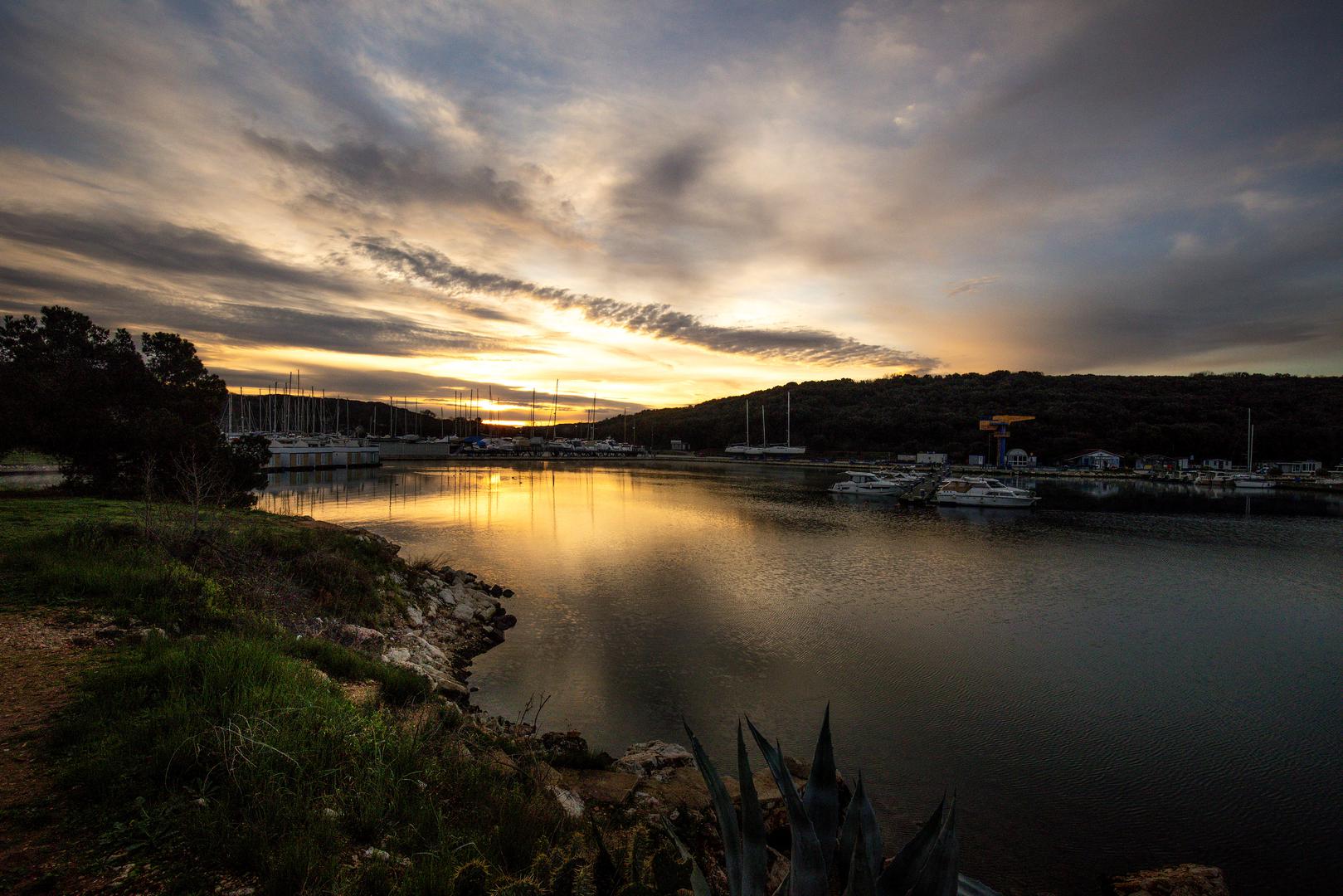 14. Plaža otoka Veruda, Istra: Uskočite na brod iz Pule za kratku vožnju do malenog otoka Veruda – poznatog među lokalnim stanovništvom kao Fratarski otok. Ovdje se nalazi jedina ‘eko plaža’ u Hrvatskoj zahvaljujući svom neuređenom i neokaljanom krajoliku, kao i lokalnim naporima da zaštite svoj biljni, morski i životinjski svijet. 