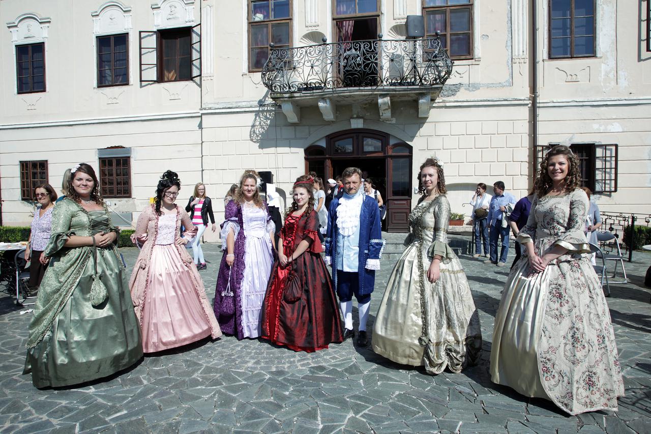 28.05.2014., Zapresic - U dvorcu Luznica odrzavaju se  otvorena vrata Luznice u sklopu kojih je odrzana predstava udruge Lipicanska barokna raskos 