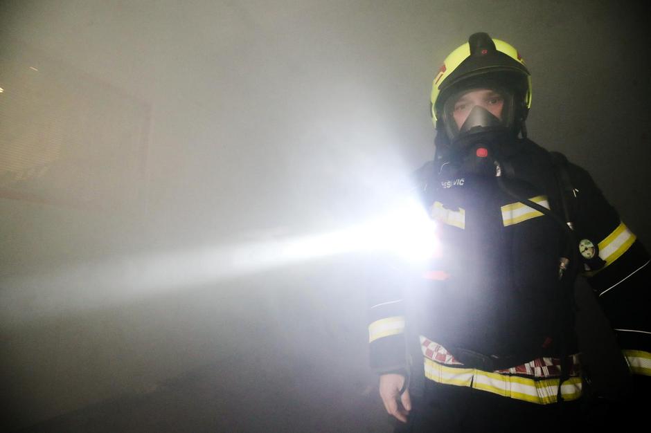 Priprema vatrogasaca za primopredaju specijalnog navalnog vatrogasnog vozila Javnoj vatrogasnoj postrojbi Grada Zagreba