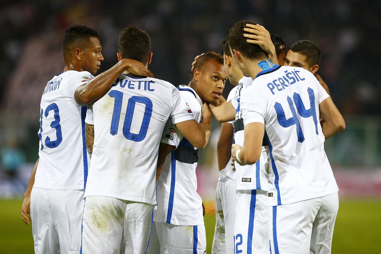 Inter Milan's players congratulate Ivan Perisic after scoring against Palermo during their Italian Serie A soccer match at the Renzo Barbera stadium in Palermo, Italy, October 24, 2015. REUTERS/Tony Gentile