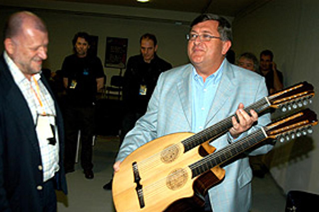 I riječki se gradonačelnik (iza scene) okušao kao gitarist