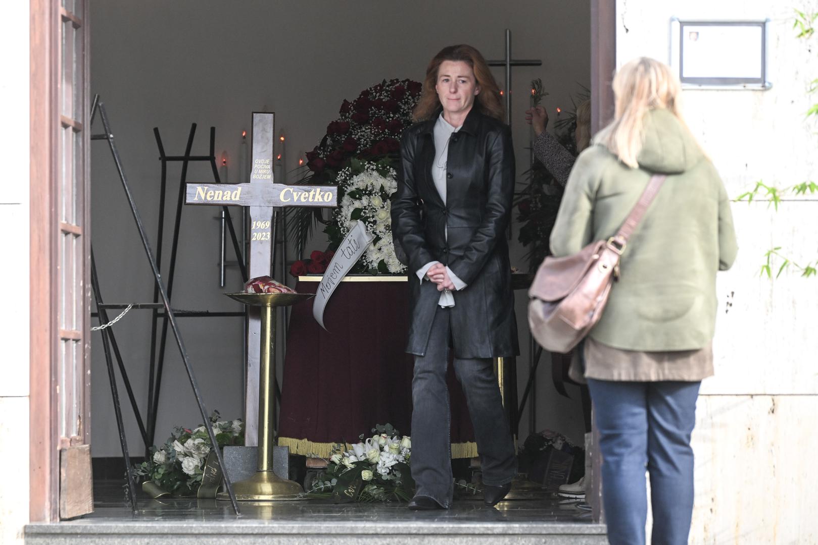 Obitelj i brojni kolege i prijatelji oprostili su se danas na groblju u Vrapču od glumca Nenada Cvetka koji je prošli tjedan preminuo u 55. godini nakon borbe s teškom bolešću.