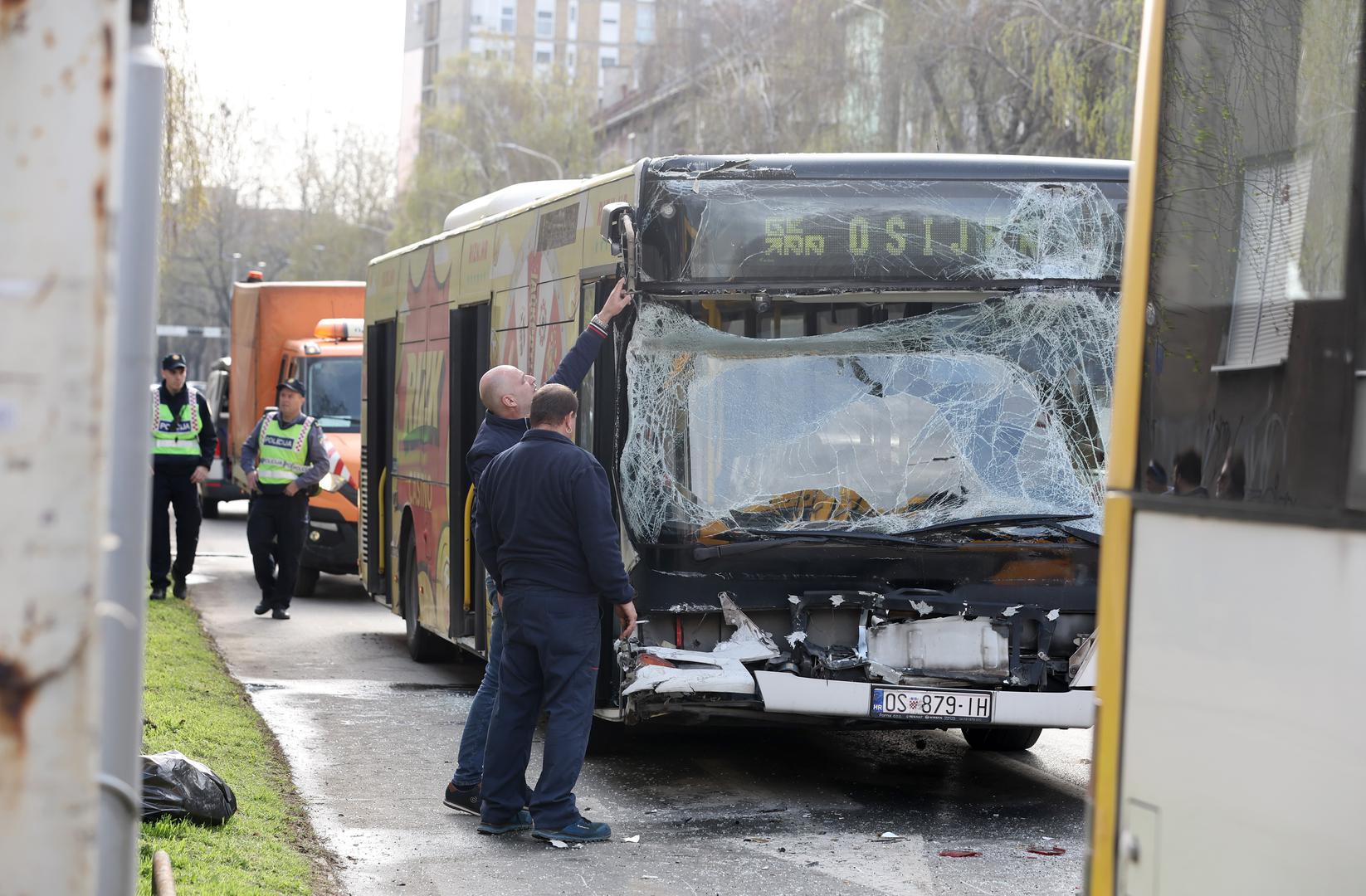 Jutros malo prije 7 sati na raskrižju Vukovarske i Cesarićeve ulice u Osijeku sudarila su se dva autobusa Gradskog prijevoza putnika.