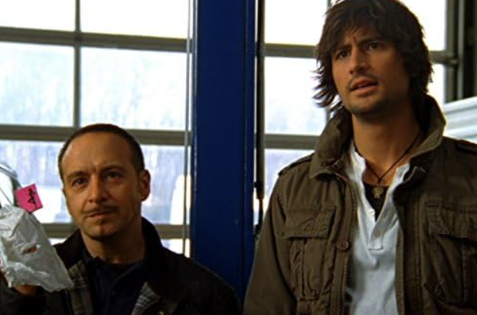 Njegov lik Ben isticao se dugom kosom te je uz policijski posao radio i na glazbi, baš poput Toma u stvarnom životu. Tom i danas njeguje dugu frizuru, a pustio je i bradu. Kako danas izgleda pogledajte u našoj fotogaleriji. 