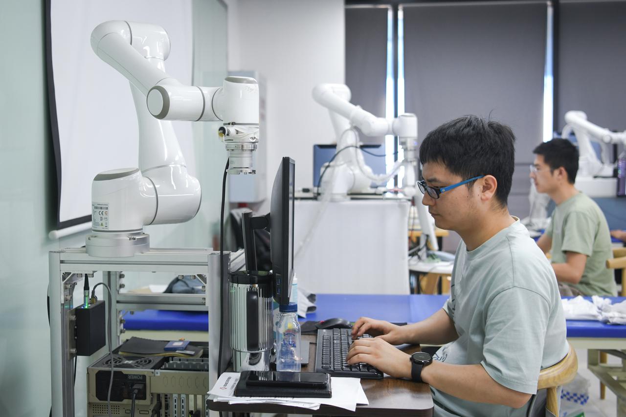 CHINA-CENTRAL REGION-ROBOTICS INDUSTRY-YOUNG PEOPLE (CN)
