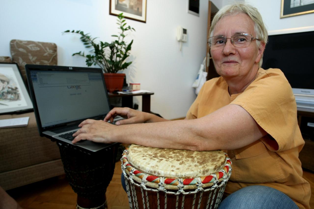 '18.08.2011,Osijek,Umirovljena profesorica Jadranka Radovancevic svira bubanj africki instrument djembu,u mirovini je pocela uciti i engleski jezik jer joj treba za internet, a ima i Facebook profil, 